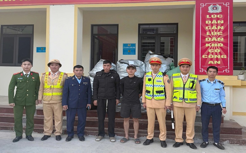 Thanh Hóa: Phát hiện xe tải chở quần áo không hóa đơn, nguồn gốc xuất xứ