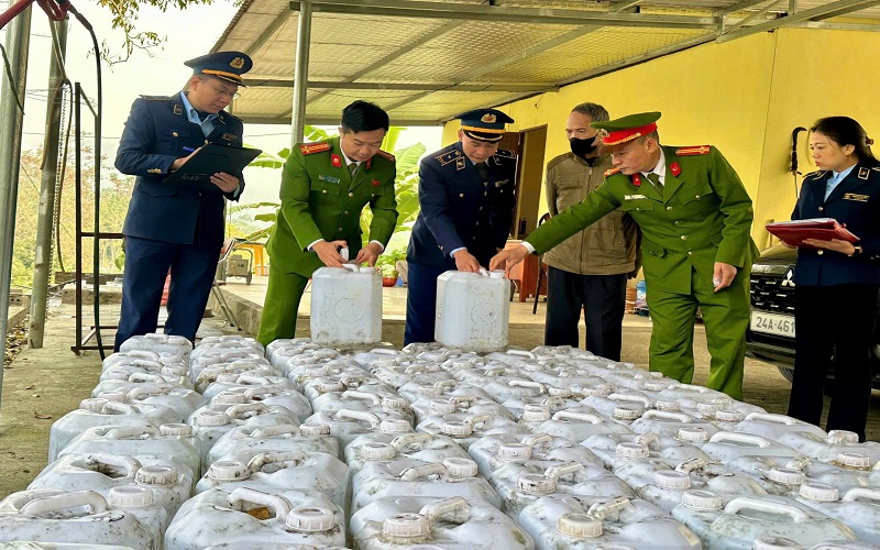 Phát hiện 2.260 lít rượu trắng không nhãn mác tại nhà kho Công ty chè Trần Phú