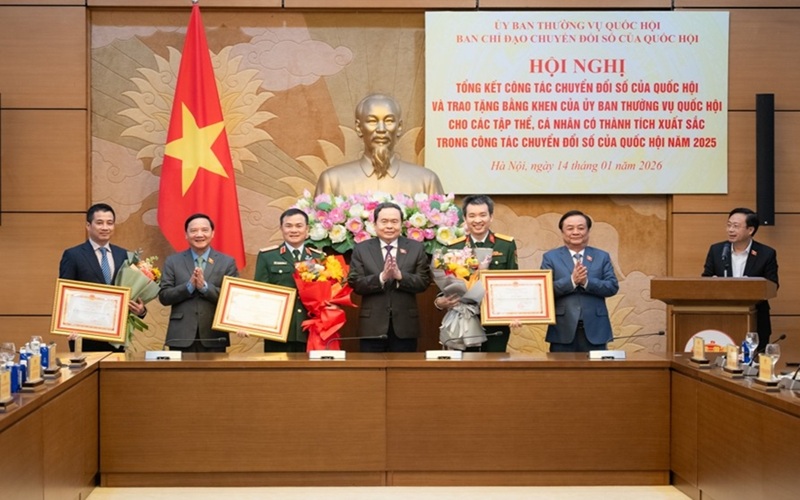 Chủ tịch Quốc hội Trần Thanh Mẫn trao bằng khen tặng các tập thể, cá nhân xuất sắc trong công tác chuyển đổi số