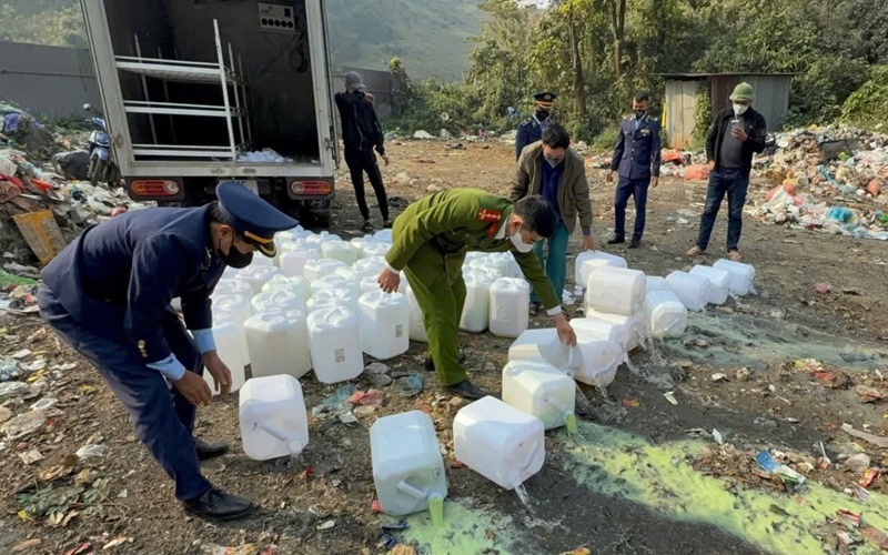 Lào Cai: Tiêu hủy 1.300 lít rượu không rõ nguồn gốc