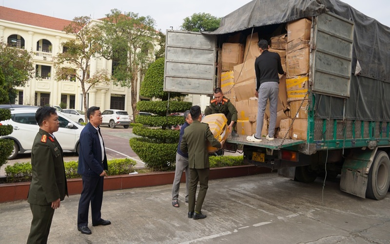 Thủ đoạn của các đối tượng trong đường dây mua bán mỹ phẩm giả, thu giữ 25 tấn tang vật ra sao?