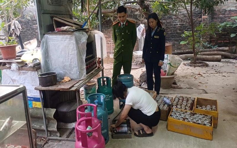 Thái Nguyên: Phát hiện 2 cơ sở sang chiết gas trái phép, thu giữ gần 500 bình gas mini