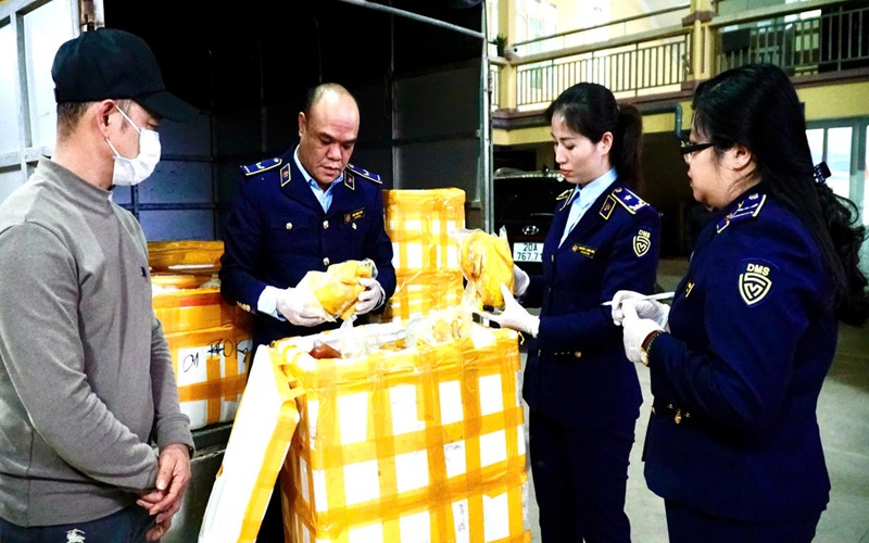 Thái Nguyên: Phát hiện, tiêu hủy thực phẩm không rõ nguồn gốc dịp giáp Tết