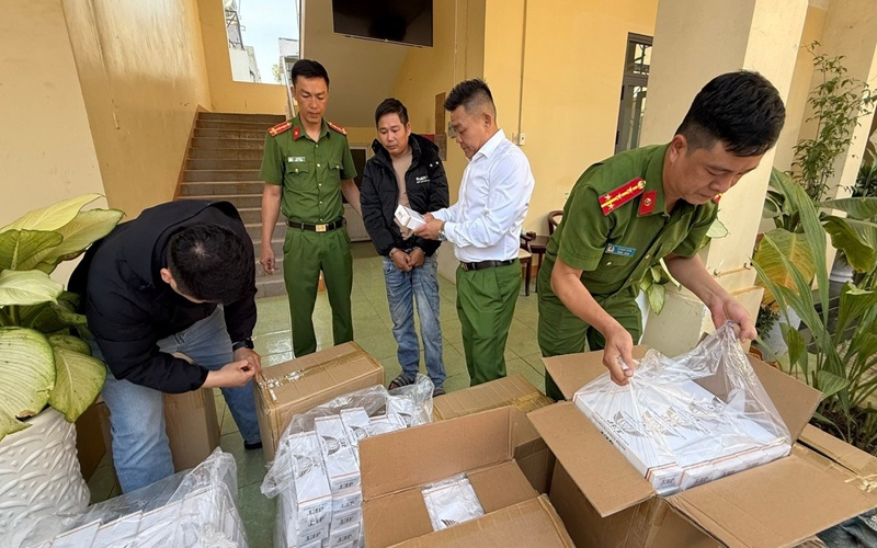 Bắt giữ đối tượng mua thuốc lá lậu từ Gia Lai về Đắk Lắk xé lẻ bán kiếm lời