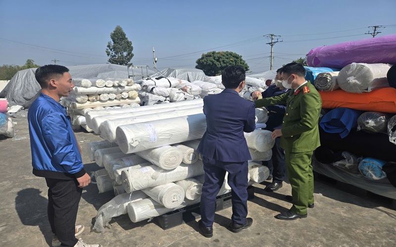 Ninh Bình: Phạt 90 triệu đồng, tịch thu lô vải không rõ nguồn gốc trị giá gần 170 triệu đồng