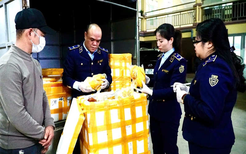 Thái Nguyên: Phát hiện, lý số lượng lớn chân gà rút xương và gà ủ muối không rõ nguồn gốc