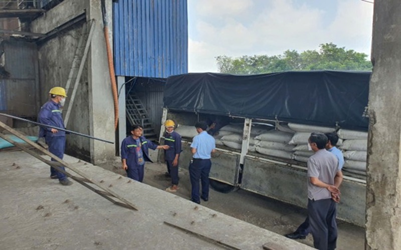 An Giang: Tiêu hủy 4,5 tấn phân bón không rõ nguồn gốc, phạt doanh nghiệp 34 triệu đồng