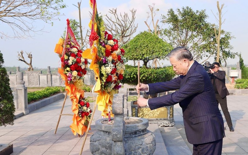 Tổng Bí thư Tô Lâm dâng hương tại các địa chỉ đỏ ở Hà Tĩnh