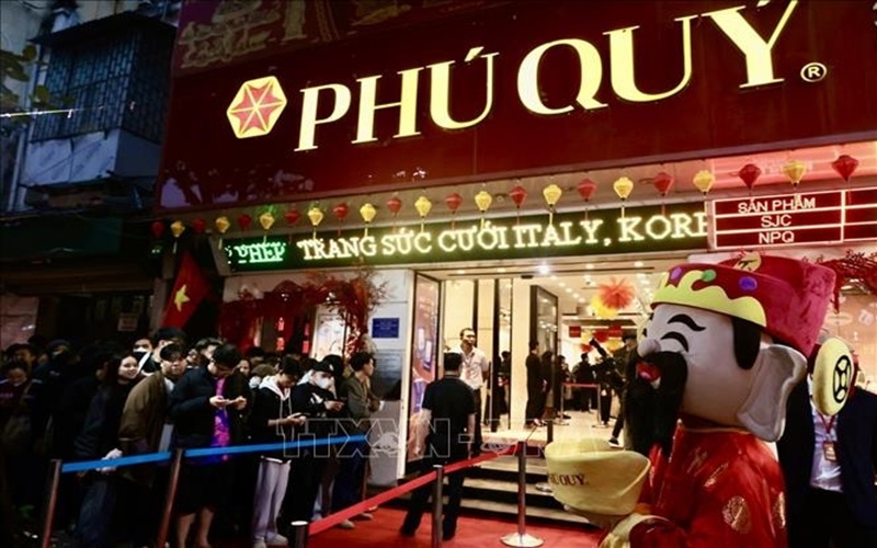 Ngày vía Thần Tài, người dân đội mưa xếp hàng từ sớm chờ mua vàng