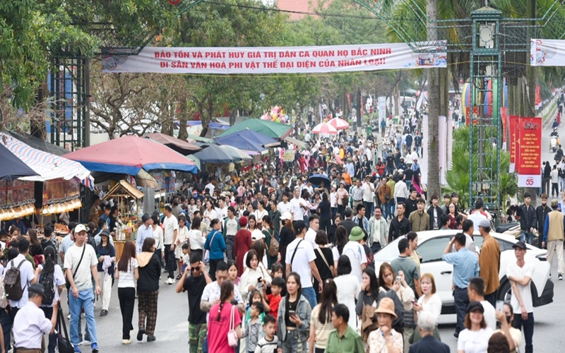 Đội QLTT số 11 Bắc Ninh: Siết chặt kiểm soát giá cả và an toàn thực phẩm tại Hội Lim 2026