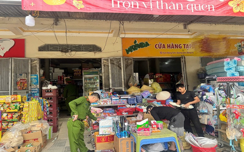 Thái Nguyên: Thu giữ nhiều hàng hóa không rõ nguồn gốc tại xã Quang Sơn