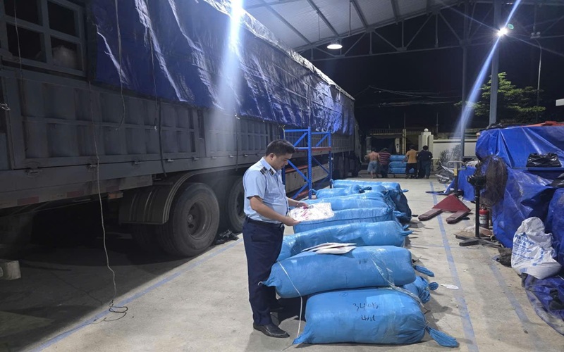 Đắk Lắk: Chặn đứng xe đầu kéo chở gần 20.000 sản phẩm không rõ nguồn gốc