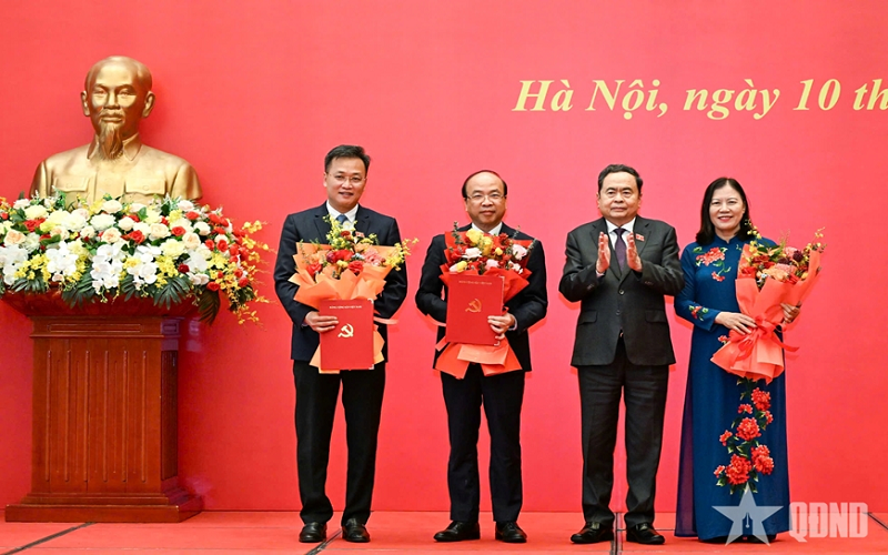 Chủ tịch Quốc hội Trần Thanh Mẫn trao quyết định chỉ định Bí thư Đảng ủy