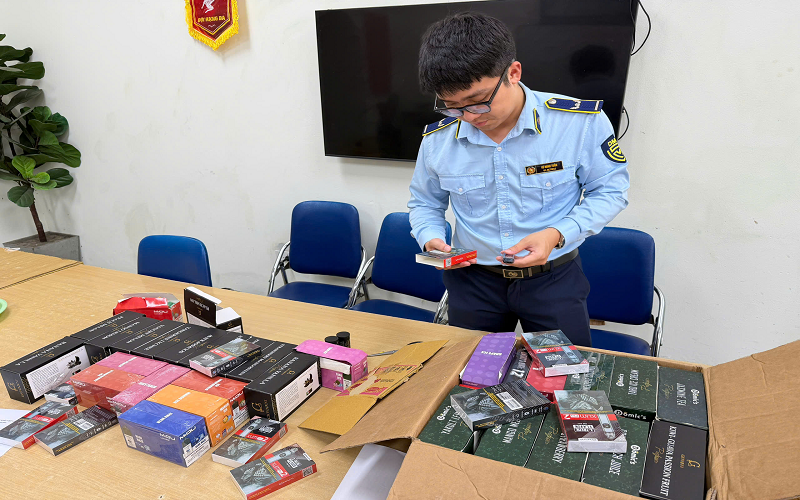 Phát hiện hàng trăm sản phẩm thuốc lá điện tử bị cấm lưu thông tại khu vực phường Cửa Nam