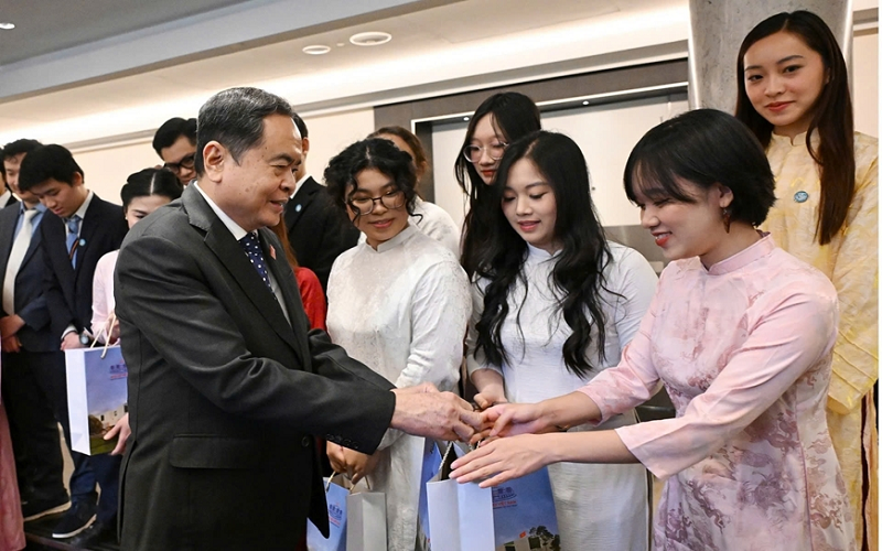 Chủ tịch Quốc hội Trần Thanh Mẫn gặp mặt Hội sinh viên và các lưu học sinh tiêu biểu của Việt Nam ở Italy