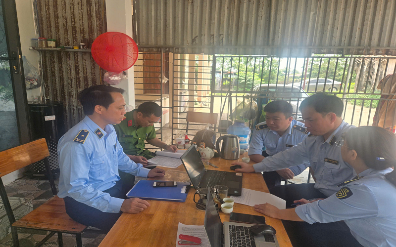 Đội QLTT số 7 kịp thời phát hiện, xử lý, buộc tiêu hủy 42 kg thịt trâu bị ôi thiu, biến đổi màu sắc