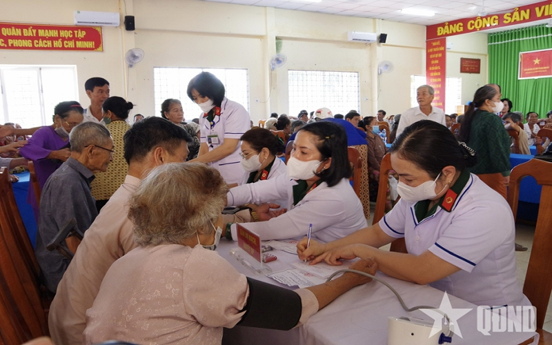 Bệnh viện Quân y 121 khám bệnh và cấp thuốc miễn phí cho người dân tại Vĩnh Long