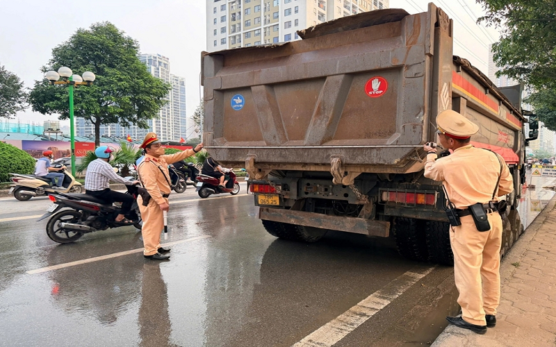 Hà Nội: Xử lý 915 trường hợp xe tải vi phạm trật tự, an toàn giao thông