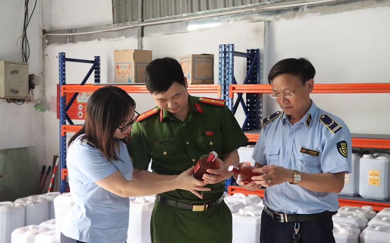 Kiểm tra điểm chứa trữ gần 9.000 lít rượu vi phạm tại Hà Nội