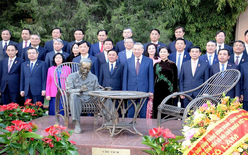 Tổng Bí thư, Chủ tịch nước Tô Lâm gặp gỡ cán bộ các cơ quan đại diện và cộng đồng người Việt Nam tại Trung Quốc