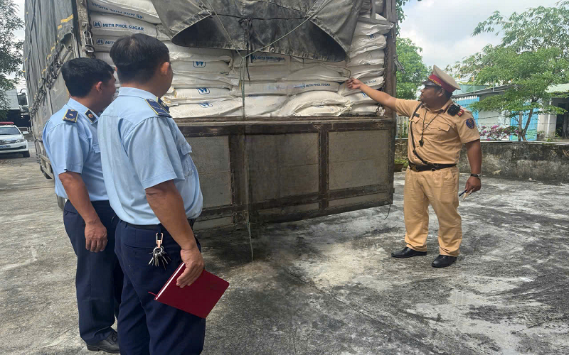 Phát hiện, xử lý vụ vận chuyển 6 tấn đường tinh luyện nhập lậu