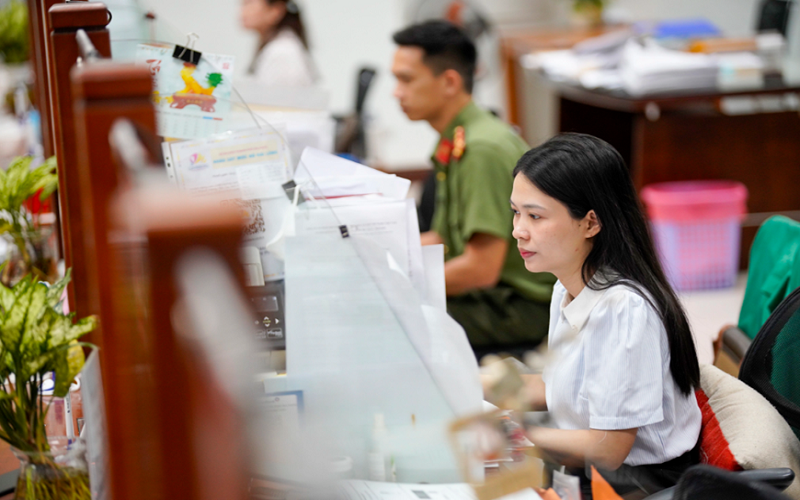 Đẩy mạnh việc sắp xếp, tinh gọn đầu mối tổ chức bên trong của các bộ, ngành