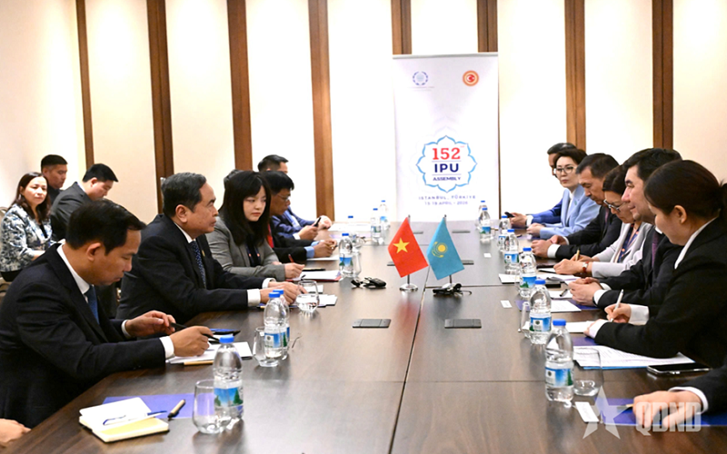 Chủ tịch Quốc hội Trần Thanh Mẫn gặp Chủ tịch Hạ viện Kazakhstan Yerlan Koshanov