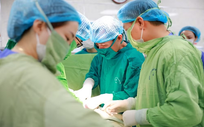 Rất hiếm gặp, cặp song thai chào đời cách nhau 13 tuần