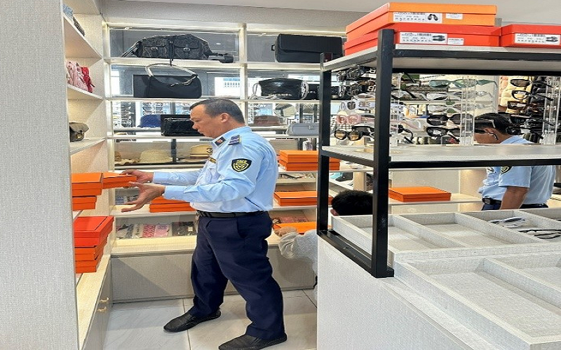 Đội Quản lý thị trường số 4 tiếp tục kiểm tra, tạm giữ hàng hóa có dấu hiệu giả mạo nhãn hiệu HERMÈS