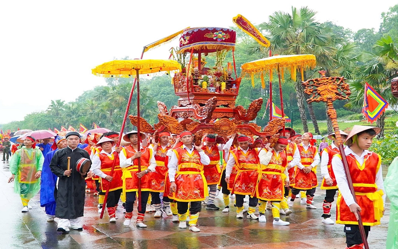 Độc đáo nghi thức rước kiệu về Đền Hùng