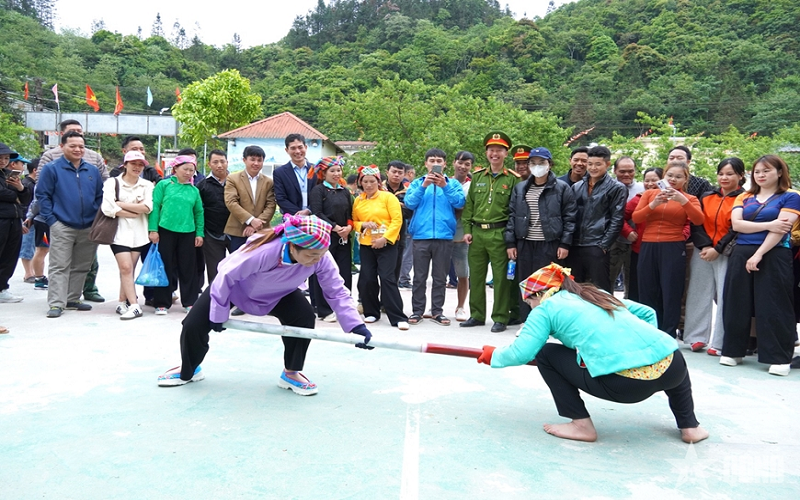 Sôi nổi Đại hội Thể dục thể thao và Ngày hội văn hóa các dân tộc thiểu số xã biên giới Sơn Vĩ (Tuyên Quang)