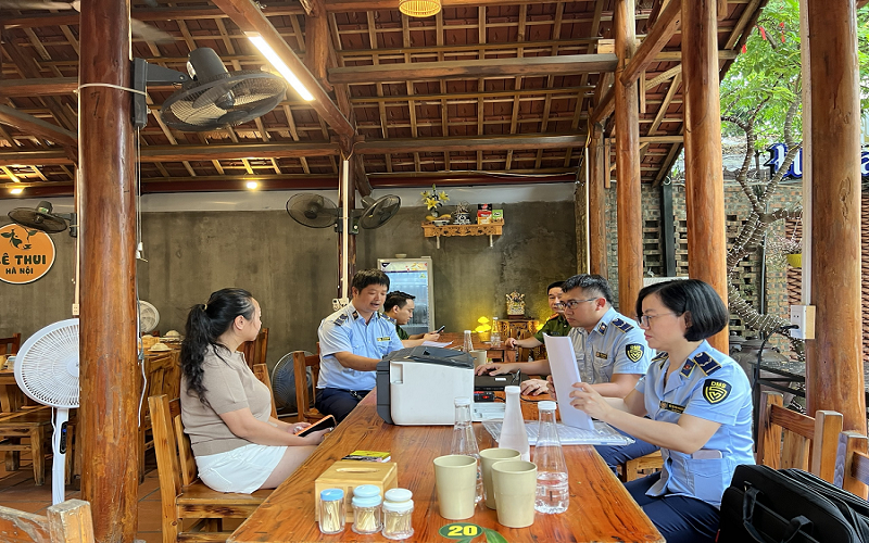 Đội QLTT số 16 kiểm tra, dự kiến xử phạt 03 cơ sở vi phạm an toàn thực phẩm và nguồn gốc hàng hóa gần 100 triệu đồng