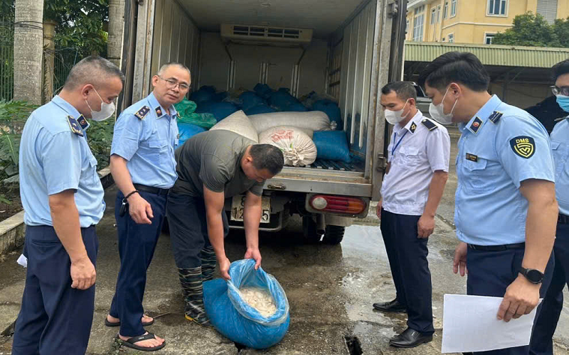 Ngăn chặn hơn 1 tấn lòng lợn ôi thiu trên đường vận chuyển tiêu thụ