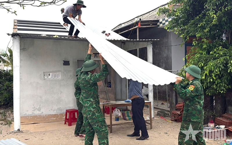 Đồn Biên phòng cửa khẩu cảng Chân Mây giúp hộ khó khăn sửa chữa nhà ở