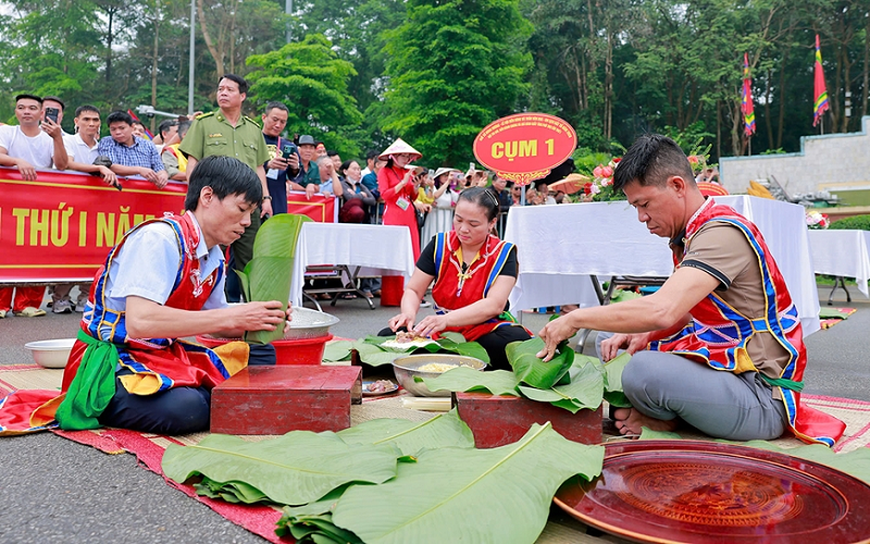 Giỗ Tổ Hùng Vương 2026: Sôi nổi hội thi gói bánh chưng, giã bánh giầy