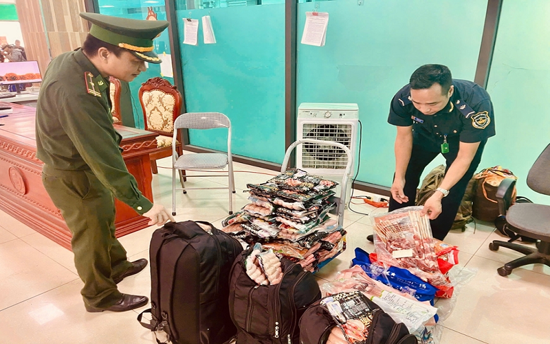 Lực lượng hải quan liên tiếp phát hiện các vụ vận chuyển thực phẩm bẩn