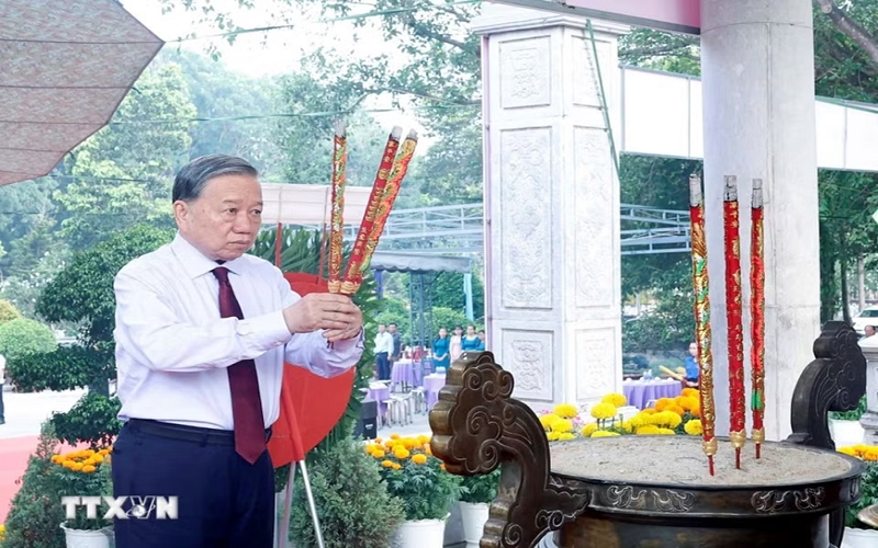 Tổng Bí thư, Chủ tịch nước Tô Lâm dâng hương tưởng niệm các anh hùng liệt sĩ tại Tây Ninh