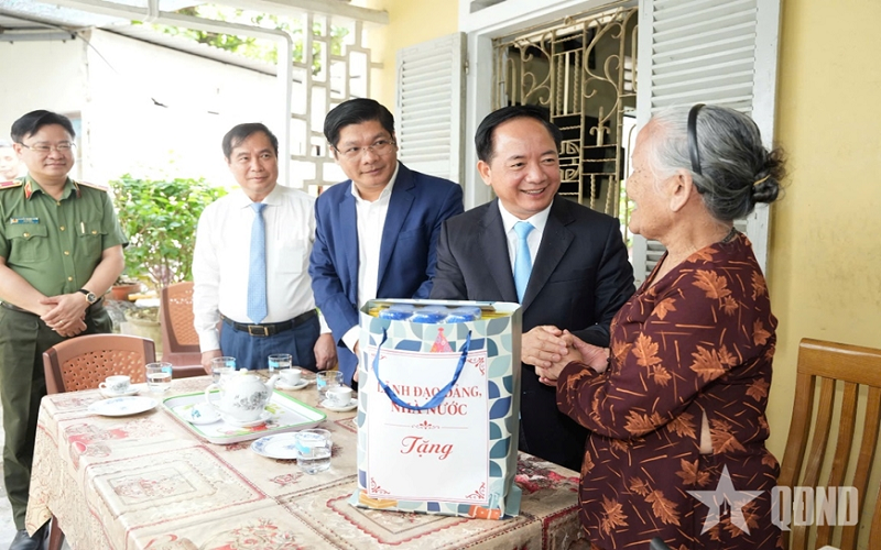 Trưởng ban Tuyên giáo và Dân vận Trung ương Trịnh Văn Quyết thăm, tặng quà tại Thành phố Huế