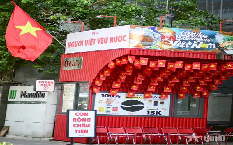 TP Hồ Chí Minh: Sắc đỏ tháng Tư lan tỏa trong từng quán cà phê