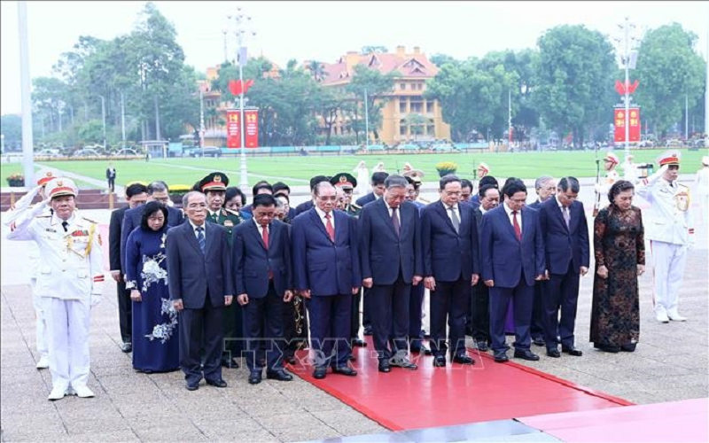 Lãnh đạo Đảng, Nhà nước vào Lăng viếng Chủ tịch Hồ Chí Minh nhân kỷ niệm 51 năm Ngày giải phóng miền Nam, thống nhất đất nước