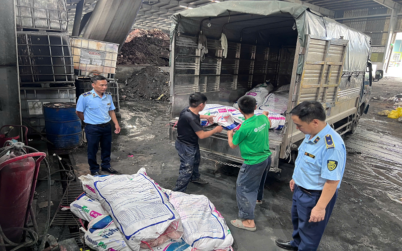 Đội Quản lý thị trường số 4, Chi cục Quản lý thị trường Hưng Yên kiểm tra, xử lý 1044kg mỡ lợn không rõ nguồn gốc xuất xứ.