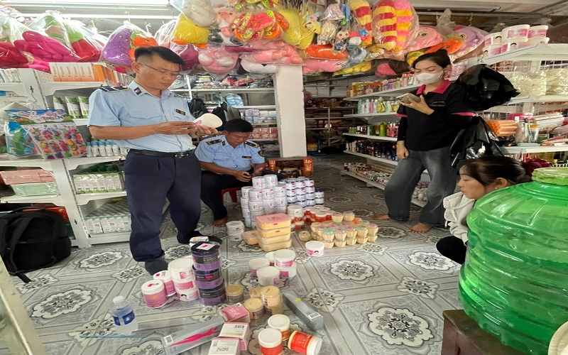 Đội QLTT số 4 phát hiện và xử lý hộ kinh doanh đăng bán mỹ phẩm không rõ nguồn gốc xuất xứ trên mạng xã hội