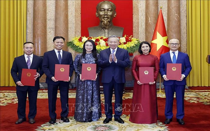 Tổng Bí thư, Chủ tịch nước Tô Lâm trao quyết định bổ nhiệm 5 Đại sứ Việt Nam tại nước ngoài