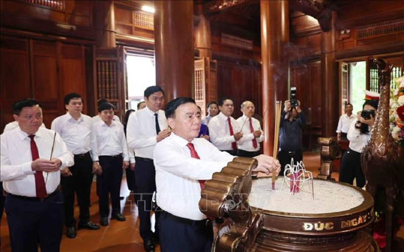 Thường trực Ban Bí thư Trần Cẩm Tú dâng hương tưởng niệm Chủ tịch Hồ Chí Minh tại tỉnh Nghệ An