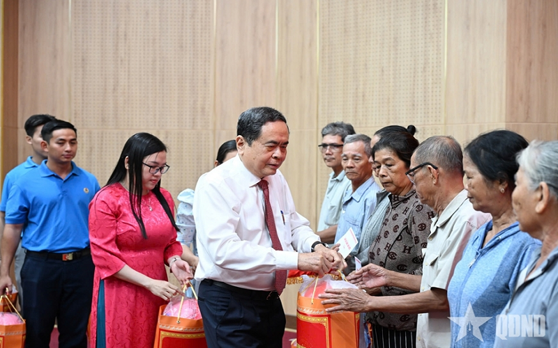 Chủ tịch Quốc hội tặng quà gia đình chính sách, công nhân, người lao động khó khăn trên địa bàn tỉnh An Giang