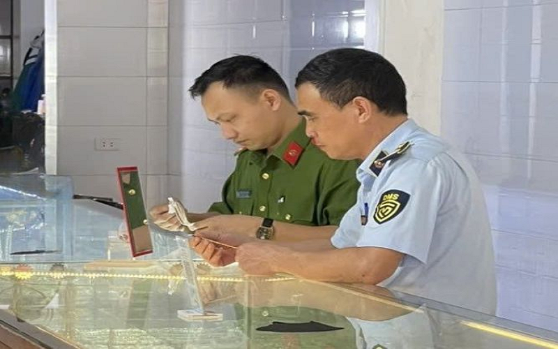 Đội QLTT số 12: Xử phạt vi phạm hành chính 02 doanh nghiệp vi phạm quy định về niêm yết giá