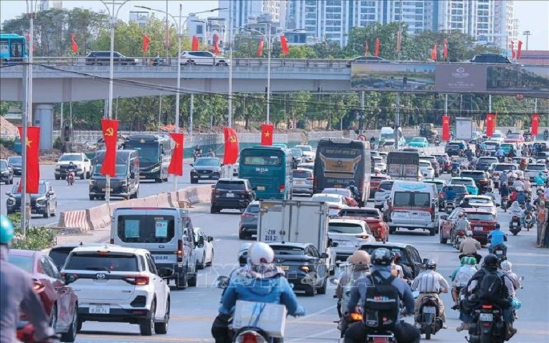 Người, xe tấp nập rời Hà Nội sáng 30-4