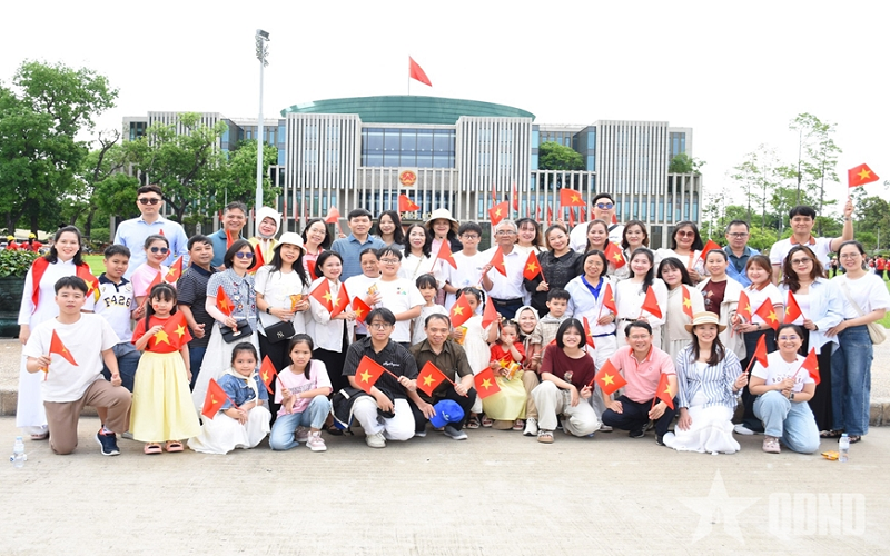 Hơn 20.000 lượt khách vào Lăng viếng Chủ tịch Hồ Chí Minh