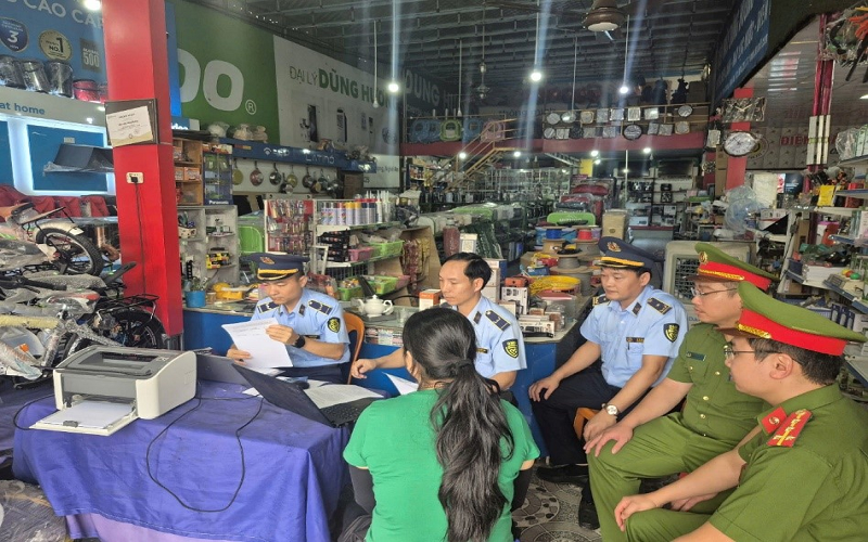 Đội QLTT số 8: Xử phạt 01 hộ kinh doanh hàng giả mạo nhãn hiệu