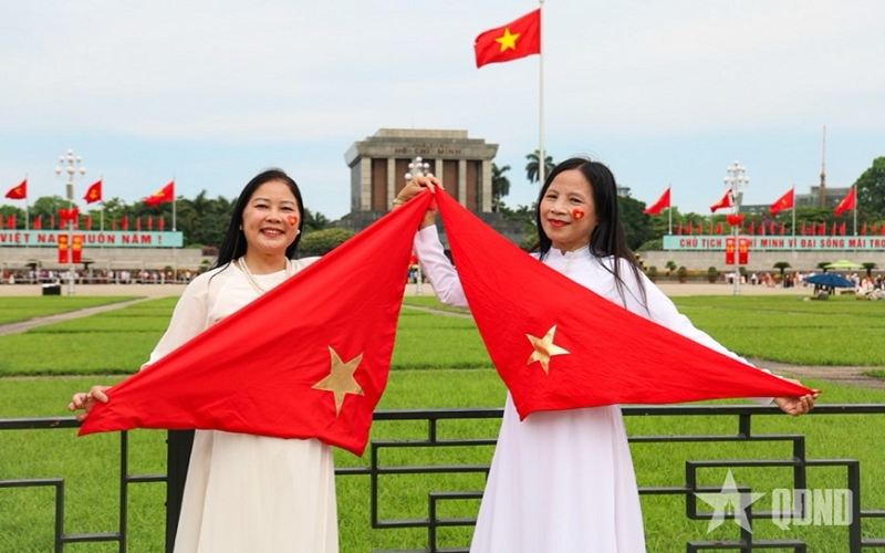 Phố phường Hà Nội nhộn nhịp người dân vui chơi dịp nghỉ lễ 30-4, 1-5